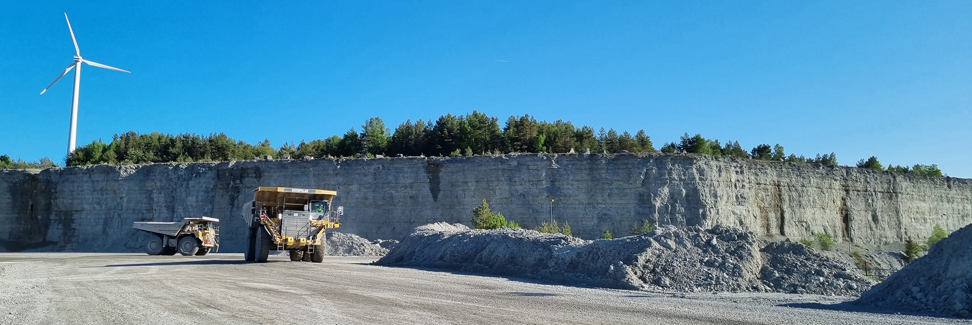 En dumper kör i kalkbrott i Slite på Gotland.