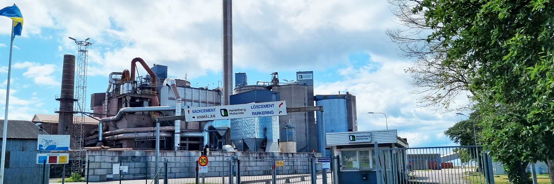 Ingången till cementfabriken i Degerhamn