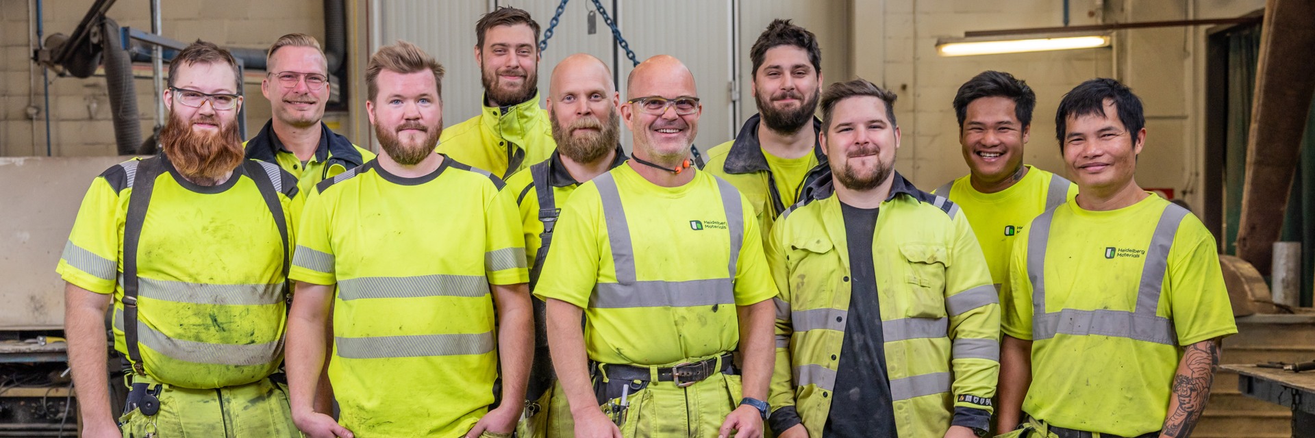 Gruppbild på personer som jobbar på cementfabriken i Skövde
