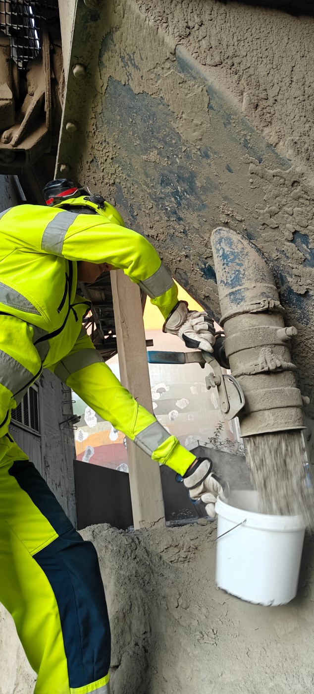 Person tar prov under produktion av cement i Slitefabriken