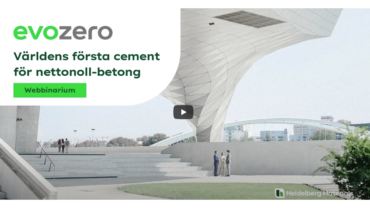 Bild till webbinarium om evoZero. En grupp människor står framför en modern kontorsbyggnad. Byggnaden har stora glasfönster och en elegant design. Människorna är klädda i affärskläder och verkar vara engagerade i samtal. Det finns träd och en gångväg som leder till byggnadens ingång.