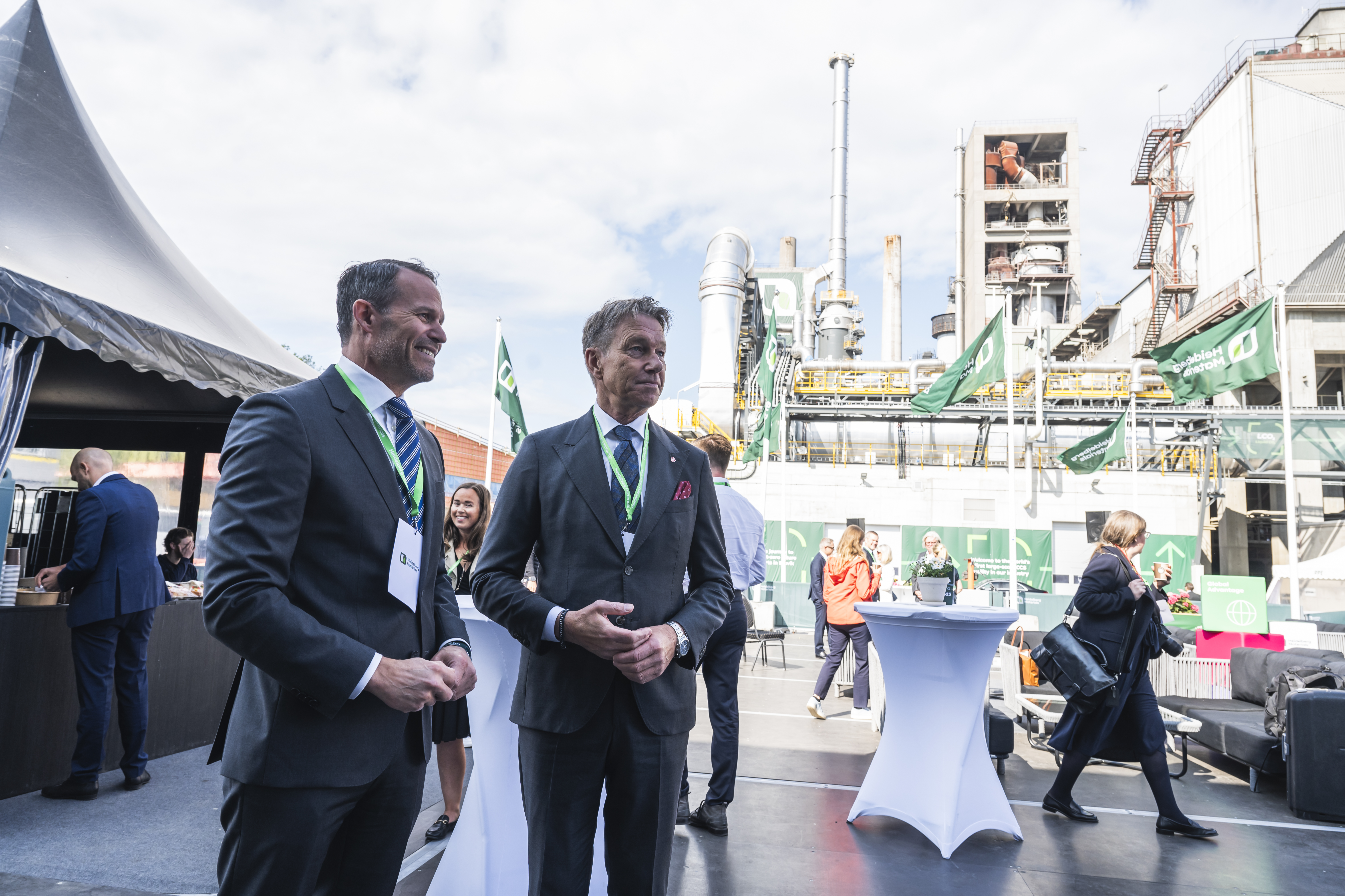 Norges energiminister Terje Aasland med Giv Brantenberg, General Manager för Heidelberg Materials Northern Europe.