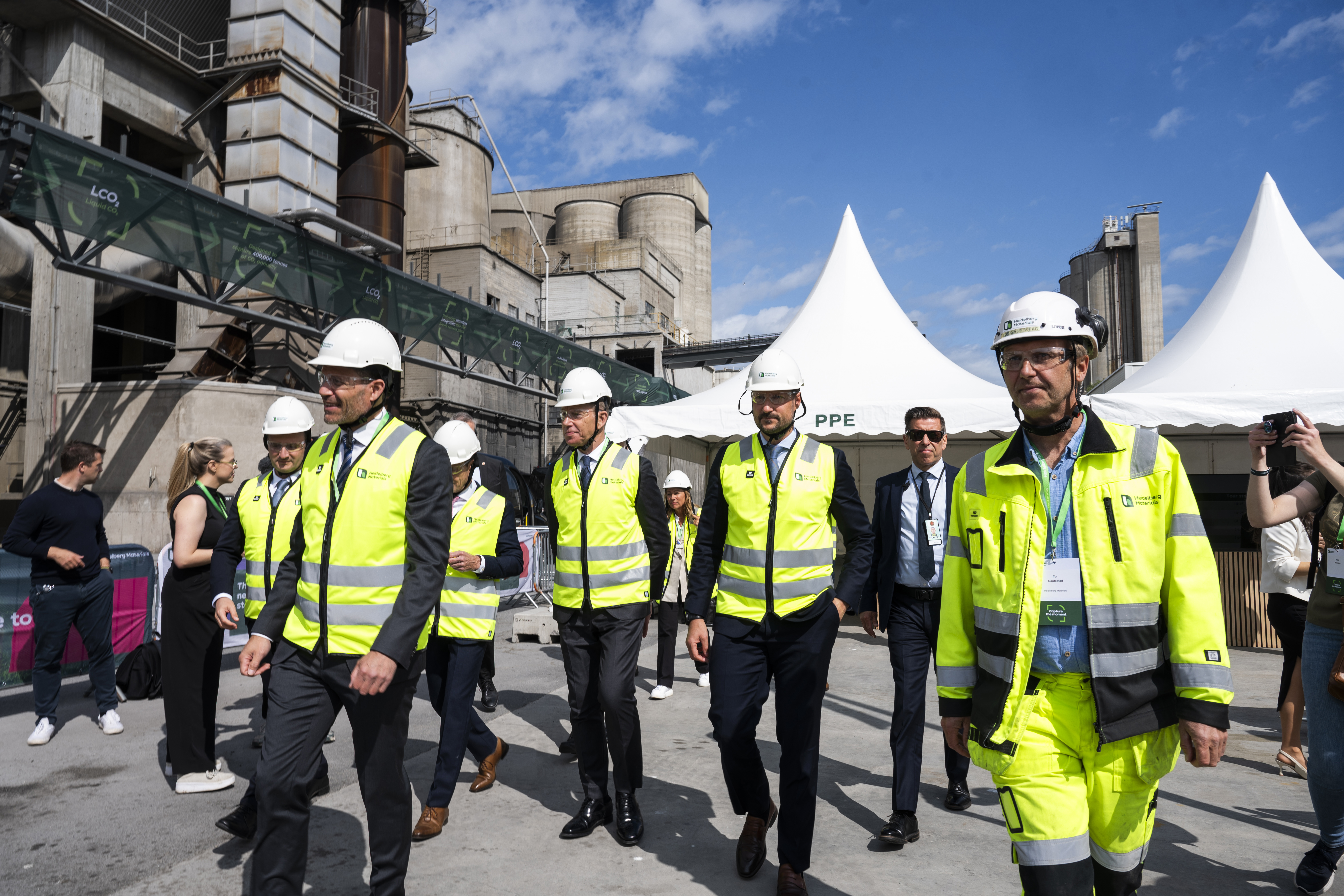 Rundvandring i cementfabriken i Brevik med Norges kronprins Haakon