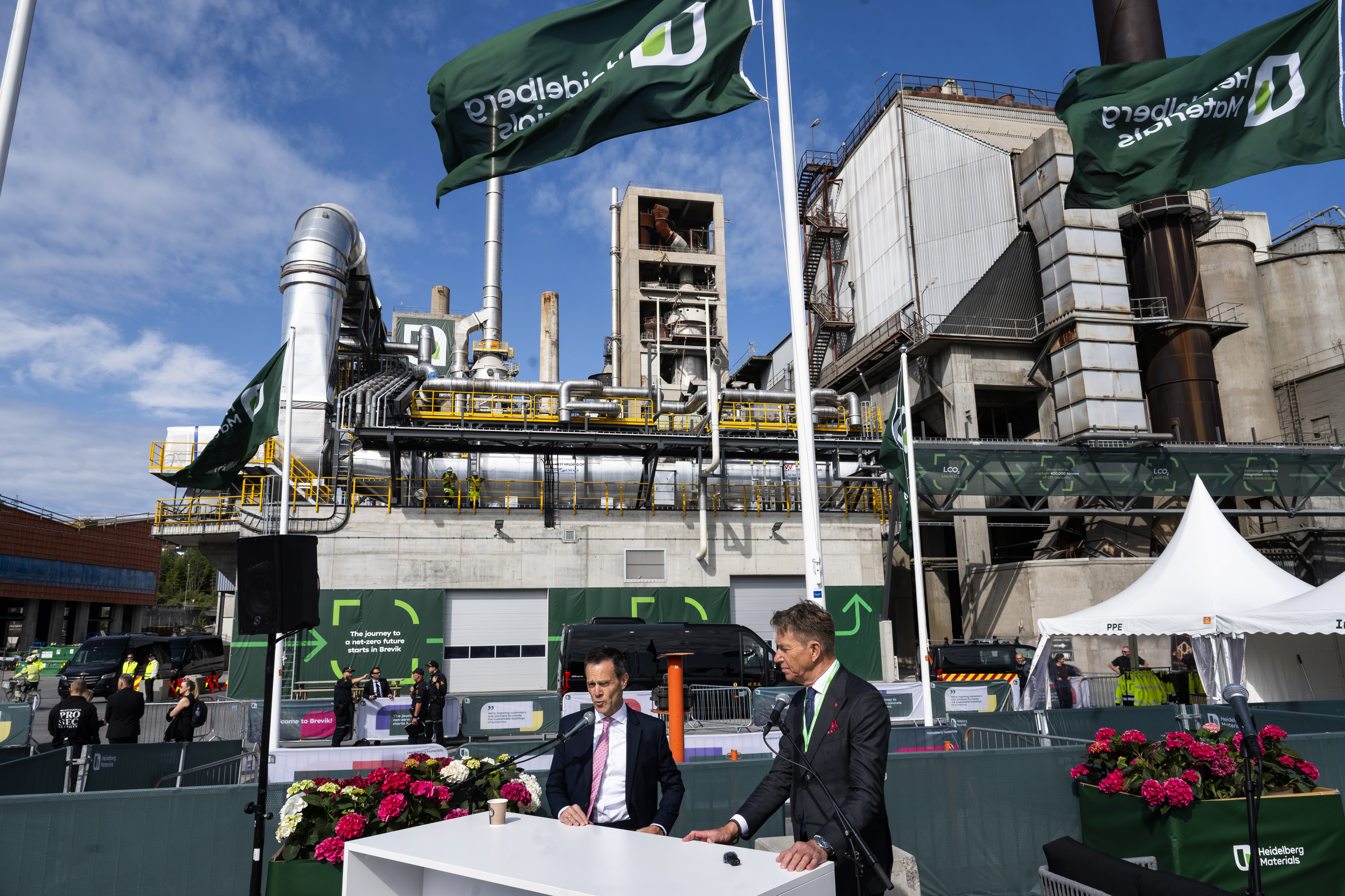 Norges energiminister Terje Aasland och Heidelberg Materials koncernchef Dominik von Achten