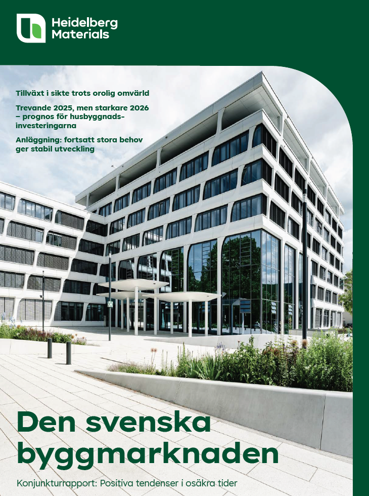 Framsida av rapport med en modern kontorsbyggnad i glas och betong i bakgrunden, omgiven av grönska. Text högst upp innehåller företagets logotyp "Heidelberg Materials" och rubrik "Den svenska byggmarknaden" i grön text mot vit bakgrund längst ner.