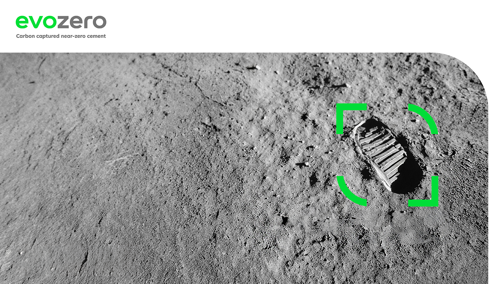 Fotspår på en dammig, månliknande yta markerat med en grön rektangel. Logo "evozero" med texten "Cirkulär ingenjörskonst som inspirerar" syns i det övre vänstra hörnet.
