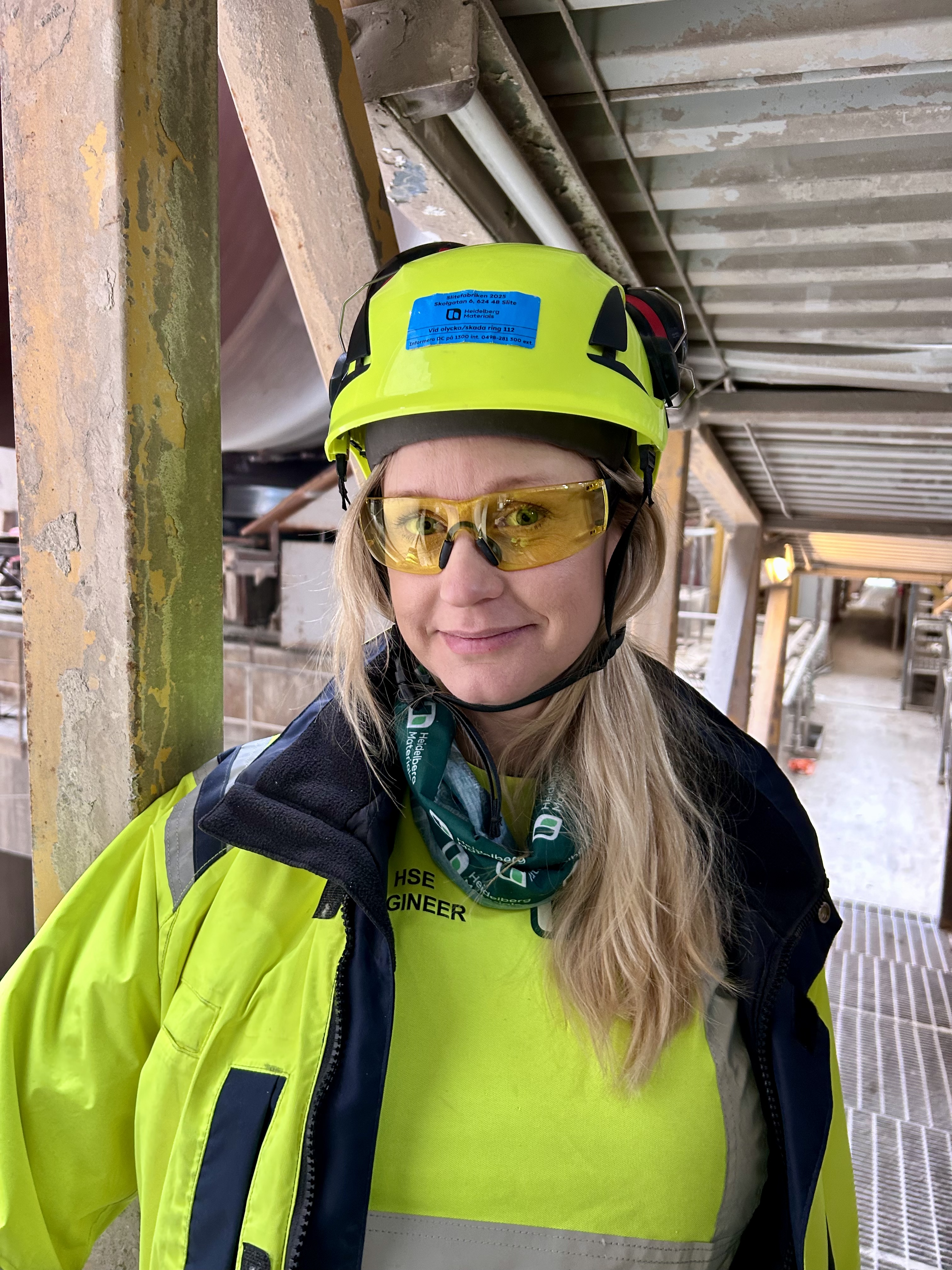 Medarbetare i skyddsutrustning på en industriell anläggning.