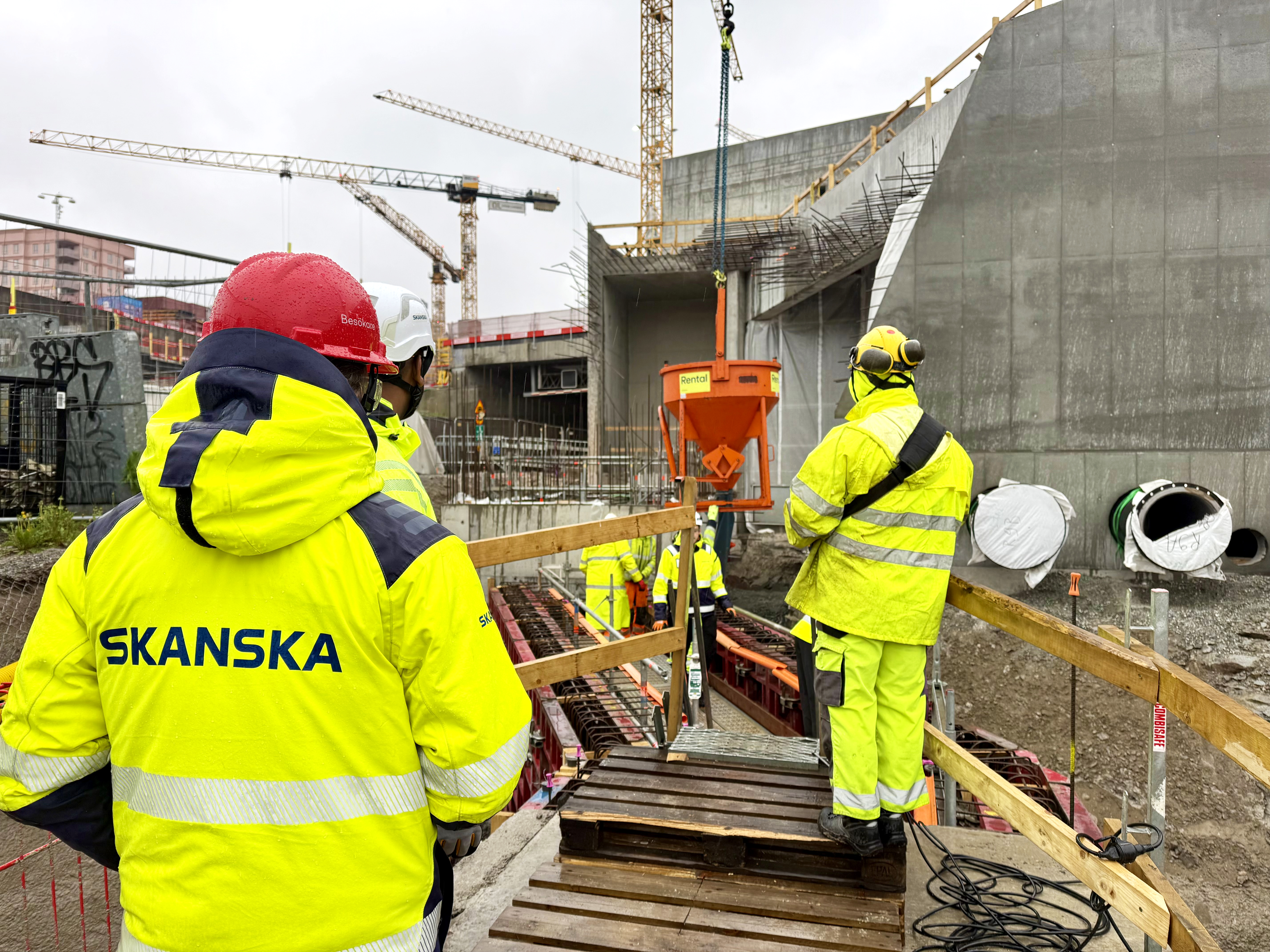 Första platsgjutningen i Sverige med CCS-baserat anläggningscement 