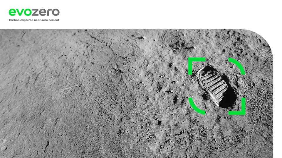 Fotspår på en dammig, månliknande yta markerat med en grön rektangel. Logo "evozero" med texten "Cirkulär ingenjörskonst som inspirerar" syns i det övre vänstra hörnet.