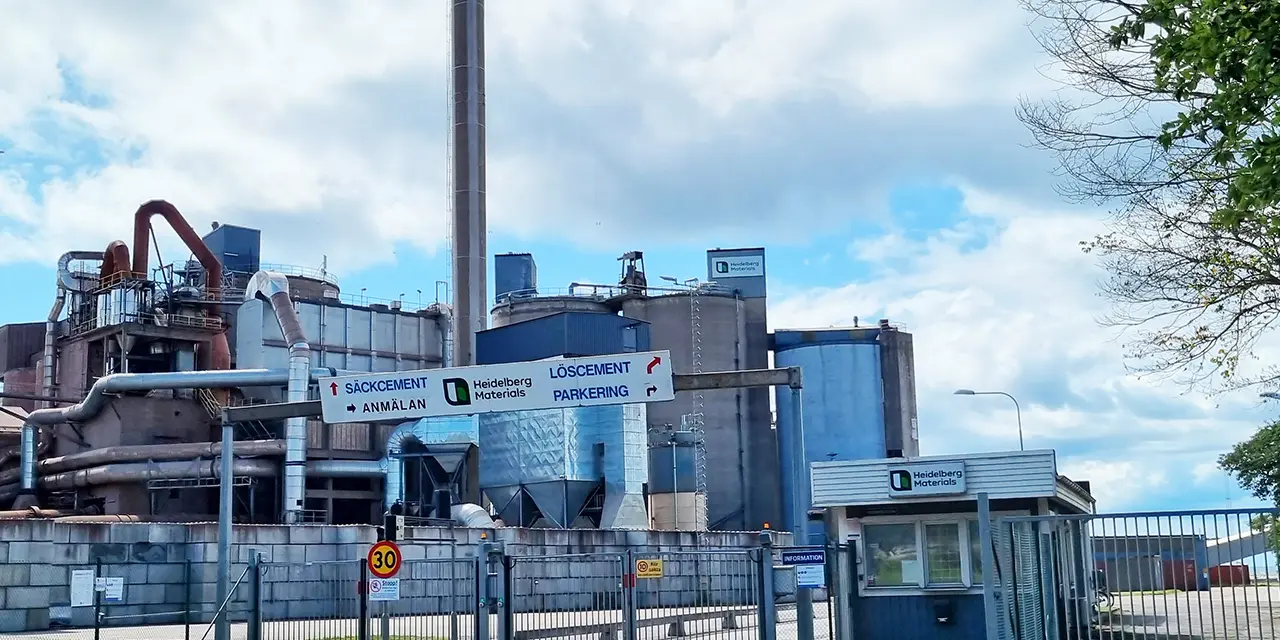 Ingången till cementfabriken i Degerhamn