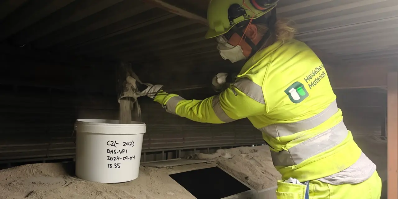 Person tar prov under produktion av cement i Slitefabriken
