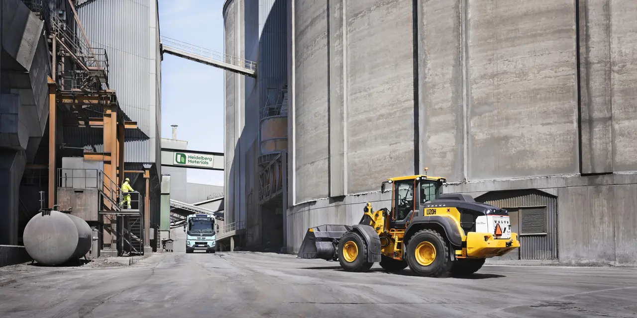 Elektrisk hjullastare från Volvo på cementfabrik