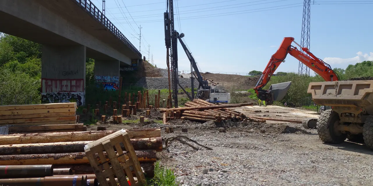 Vid Höje å i sydvästra Lund byggs en ny järnvägsbro för två spår bredvid den befintliga järnvägsbron. Bron byggs med hjälp av en så kallad pålbrygga. Bild: Trafikverket