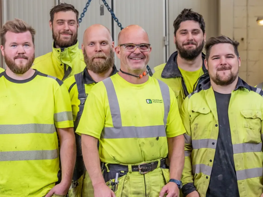 Gruppbild på personer som jobbar på cementfabriken i Skövde