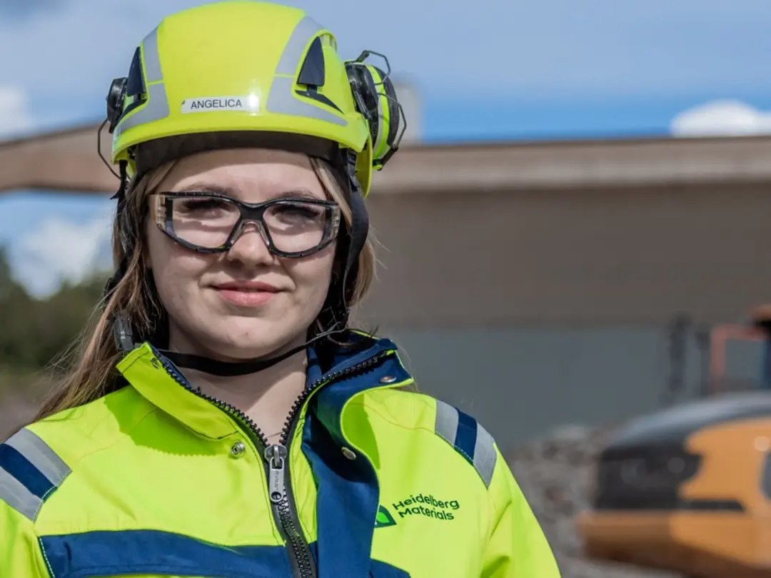 Medarbetare framför hjullastare i Skövde