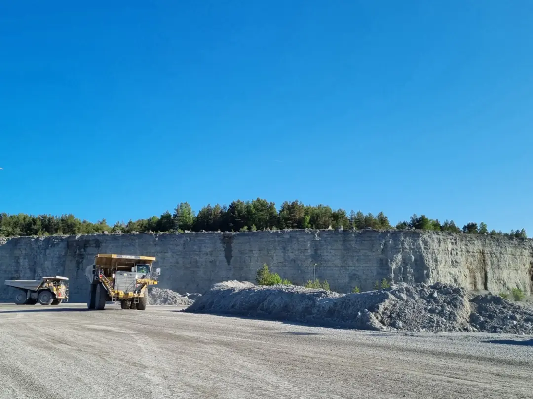 Dumper i täkt i Slite