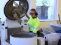 Jenny visar hur man tillverkar betong