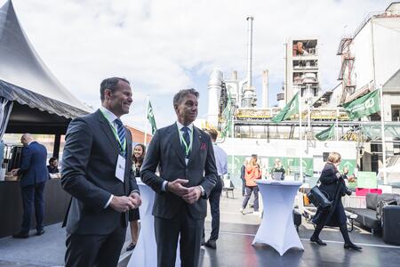 Norges energiminister Terje Aasland med Giv Brantenberg, General Manager för Heidelberg Materials Northern Europe. 