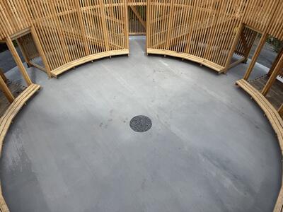 En rund betongyta omgiven av träpaneler.